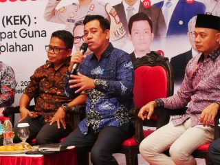 Foto: Hamka, S.TP., M.Sc., M.P. – Direktur Politeknik Pertanian Negeri Samarinda saat memberikan paparannya pada Seminar dan Focus Group Discussion (FGD) yang diselenggaran oleh Komunitas Muda Madura (KAMURA) bekerjasama dengan Politeknik Negeri Madura (Poltera) dengan tema Kawasan Ekonomi Khusus (KEK): Pemanfaatan Teknologi Tepat Guna dalam Budidaya dan Pengolahan Tembakau, Sabtu, (29/11).