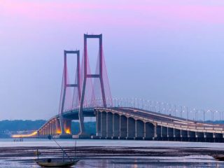 Potret Jembatan Suramadu: Tentang Pembangunan dan Hal-Hal yang Tak Pernah Datang
