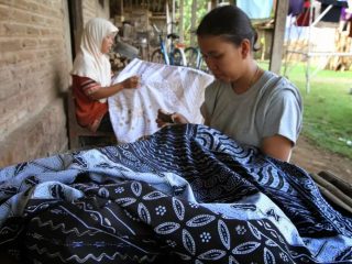 Mahasiswa Internasional Belajar Membatik di Bangkalan, Kenali Tradisi Tongkos Madura